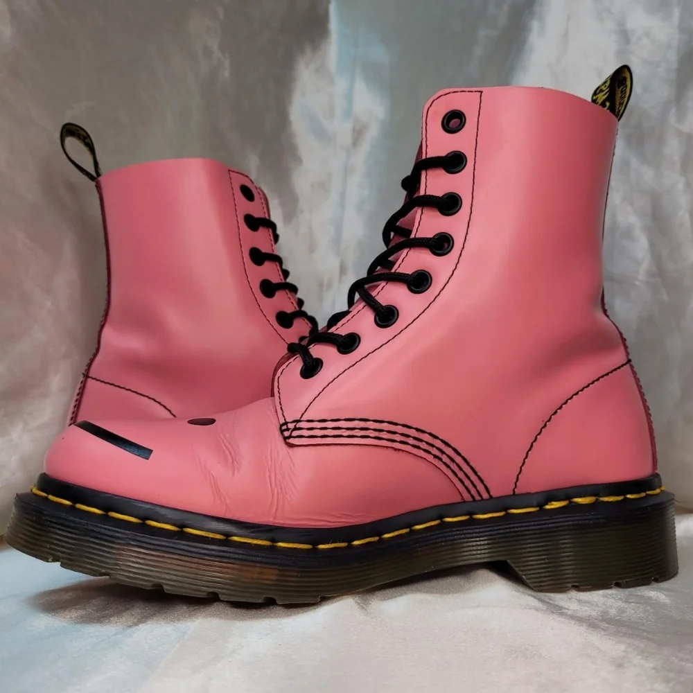 Dr. Martens Hincky smiley face boots in Acid Pink - Picture 4 of 8